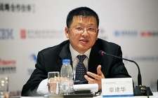 国内能源体制改革正在“深水区”前行，国际能源形式复杂多变，新能源局局长章建华面临颇多挑战