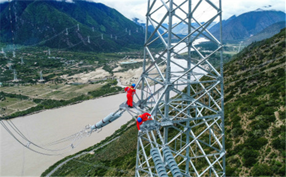 “藏中聯(lián)網(wǎng)”領(lǐng)航“電力天路”