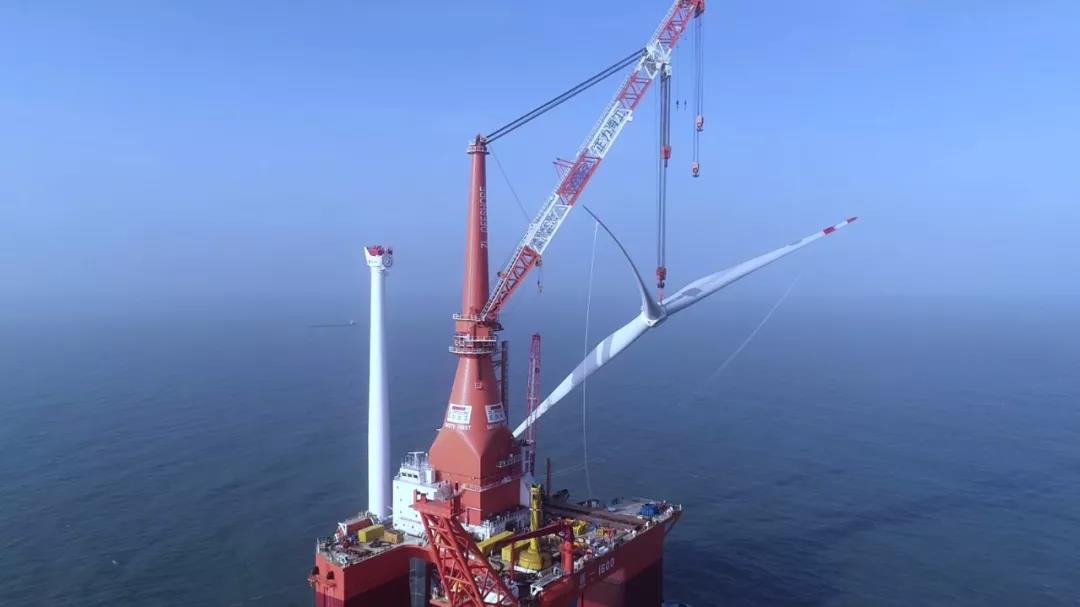 广东省首个海上大兆瓦风电项目首台机组吊装