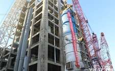 1月8日，世界最大(4000噸級)汽化爐順利吊裝到位