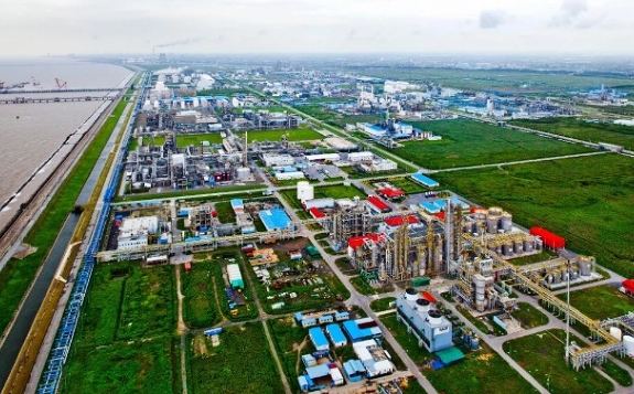 英威達40萬噸己二腈生產基地的設計規劃在上海化工區已經啟動，預計投資超過10億美元
