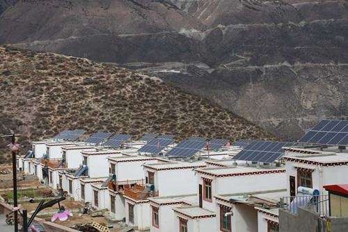 四川省甘孜州首個屋頂分布式村級光伏扶貧電站并網發電