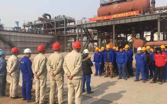 中化二建在硫回收裝置區(qū)內(nèi)舉行2019年項目建設(shè)啟動會