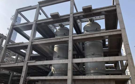 兗煤榆林項目甲醇合成裝置兩臺甲醇合成塔一次吊裝就位