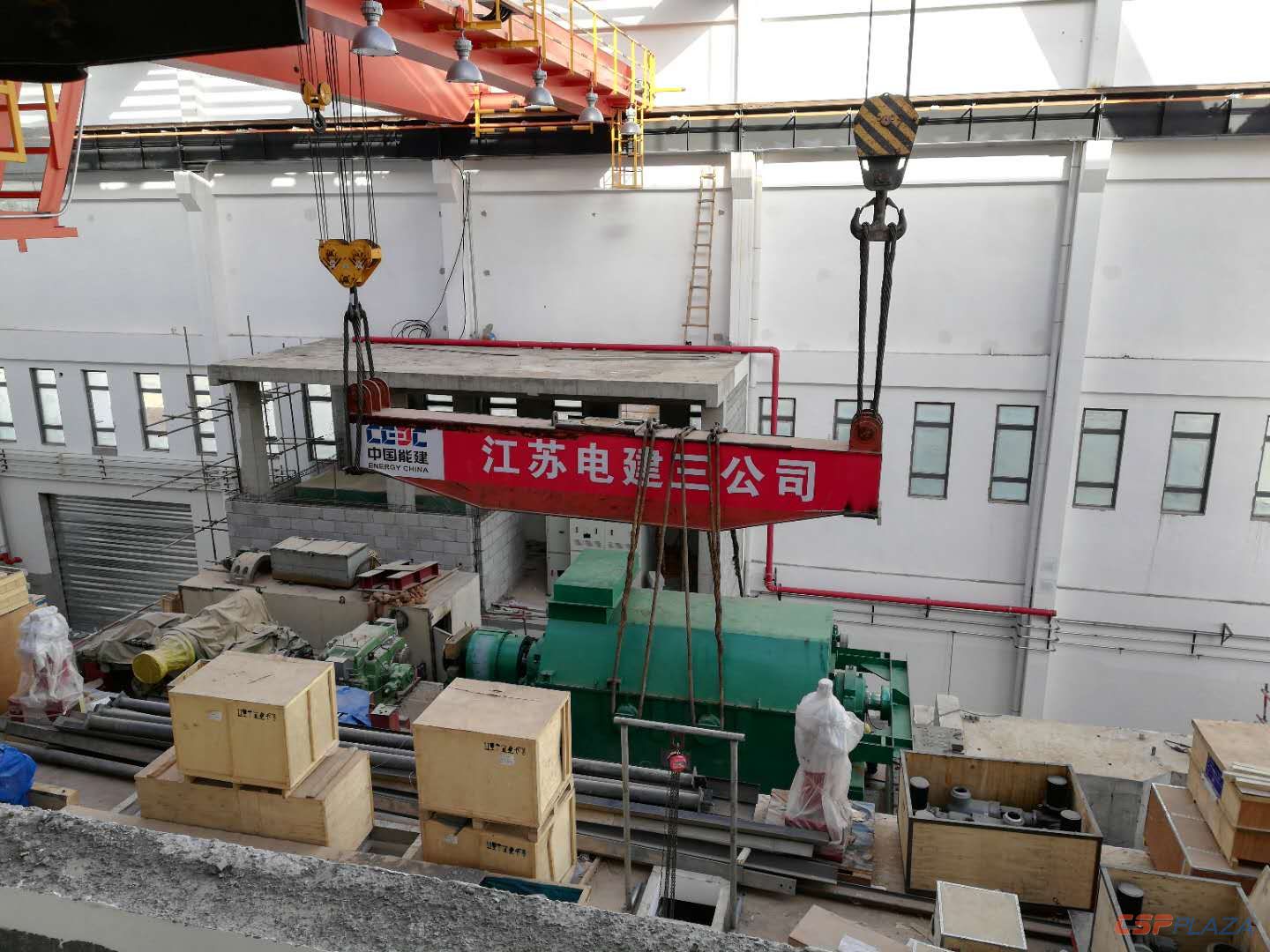 玉门鑫能50MW塔式光热发电项目完成汽轮发电机组吊装工作