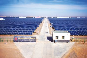 青海光伏產業技術創新中心首個自主研發產品——第一塊三角焊帶拼片組件問世！