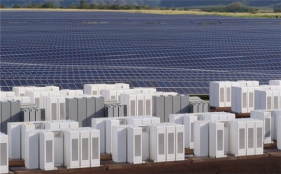 美国公共快速充电站部署的最大电池储能系统：11个快速充电站的14个电池储能系统