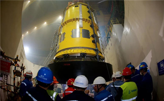 華龍一號全球首堆冷試前反應堆壓力容器關蓋工作首戰告捷