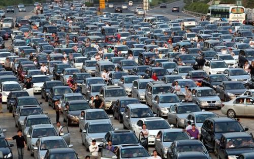 五一高速堵車，徹底暴露了新能源汽車的短板