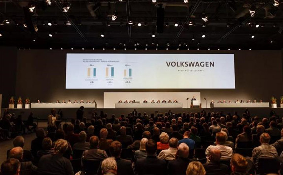 汽车行业正处于根本性的变革，汽车巨头们纷纷发力发展动力电池