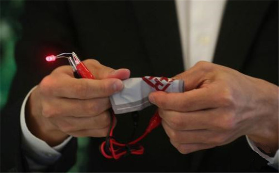 香港理大研發“織物鋰電池” 超柔軟更小更薄