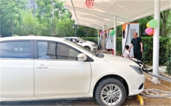 武漢首座新能源汽車充電站投用 可為30輛車快速充電