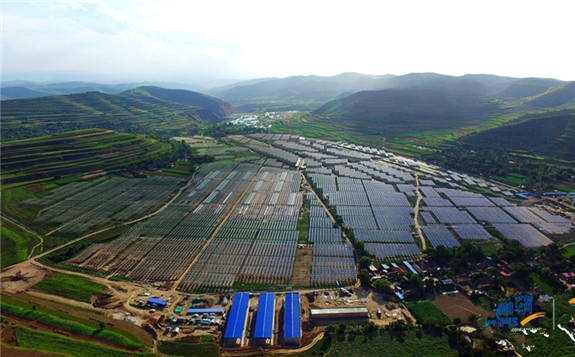 航拍甘肅通渭光伏基地 “借光”照亮致富路