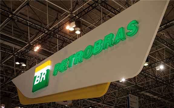 巴西國家石油公司為停岸近20天的兩艘伊朗貨船供油