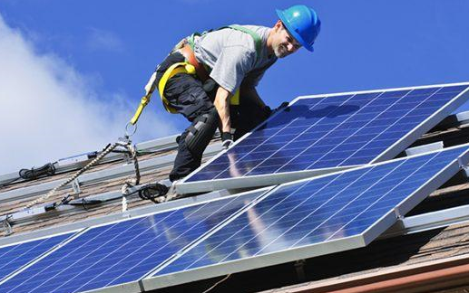 美企太阳能发电量近年直线飙升  “囤购”光伏组件应对“到期不续”