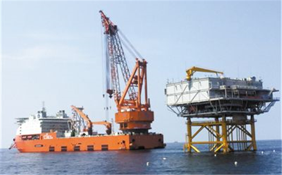 中廣核陽江南鵬島40萬千瓦海上風電場，其關鍵設備海上升壓站模塊吊裝就位