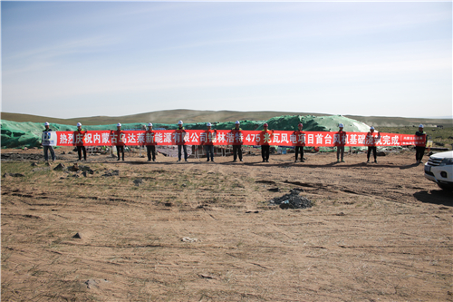 乌达莱项目首台风机完成吊装