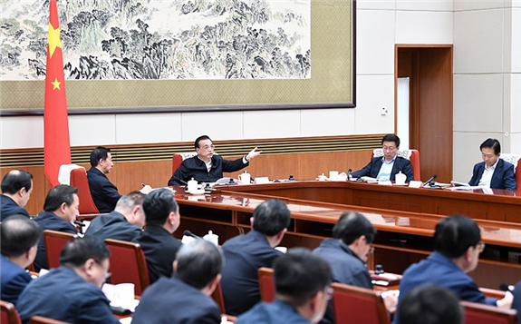 李克强主持召开国家能源委员会会议强调  推动能源生产消费转型升级