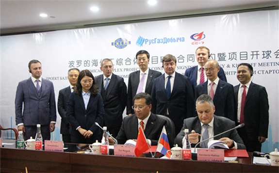中國企業(yè)“走出去”：中俄簽訂全球石化領(lǐng)域單個(gè)合同額最大的項(xiàng)目