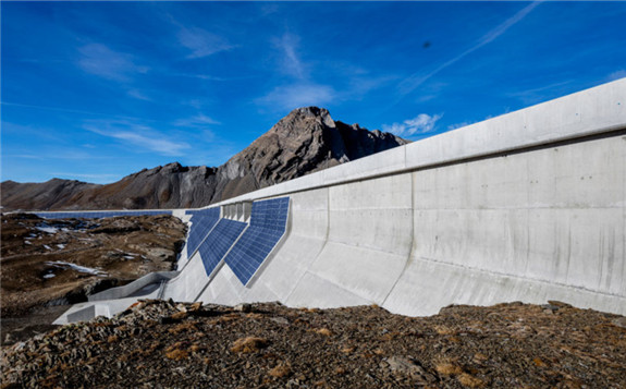 阿爾卑斯山水壩上的垂直光伏電站