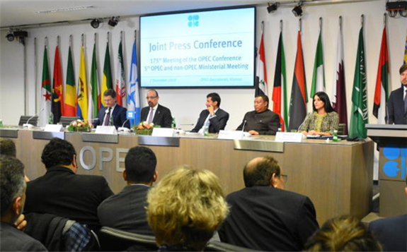 OPEC+承諾進行十年來規模最大的減產之一 沙特將進一步超額減產