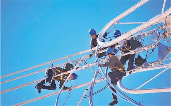 河西走廊750千伏第三回线加强工程施工人员在高空作业。 （资料图片）