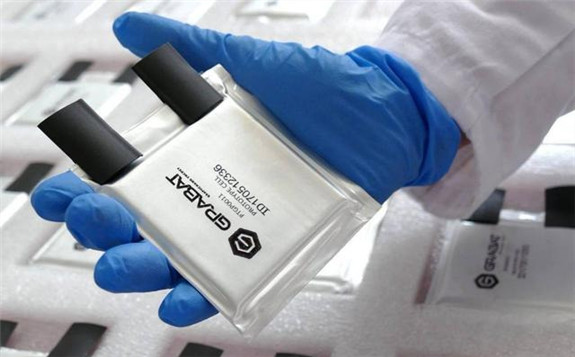 從目前技術(shù)發(fā)展階段來(lái)看，石墨烯電池尚未出現(xiàn)