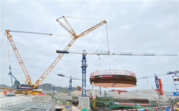 中核集團全球在建第5臺華龍一號核電機組鋼襯里模塊首吊成功