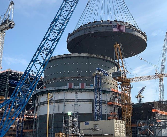 美国沃格特勒(Vogtle)4号机组外层安全壳穹顶吊装成功