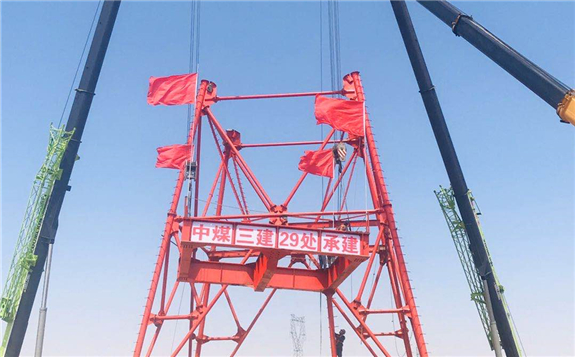 中煤三建二十九處成功吊裝高頭窯煤礦新建風井井架
