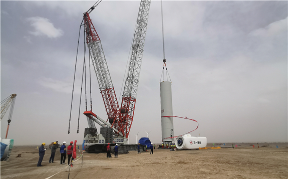 黄河公司海西诺木洪350兆瓦风电场首台风机起吊