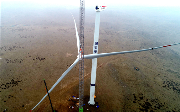 全球最大清潔能源基地首臺風機吊裝成功