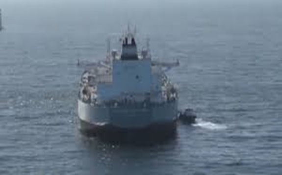 由于原油产能过剩 美国加州海域停泊数十艘油轮