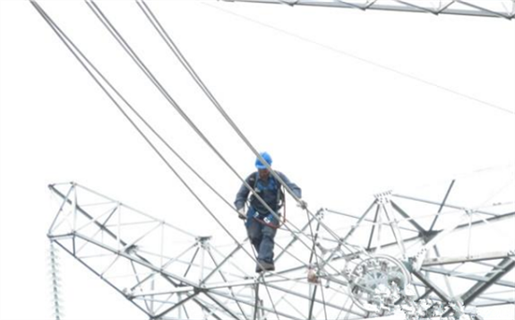 云南烏東德電站交流配套工程第一條輸電線路全線貫通