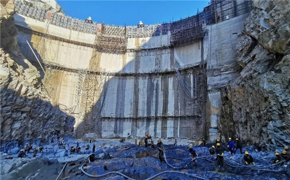 中國電建水電一局承建非洲第一高薄拱壩水墊塘開始進入轉序施工