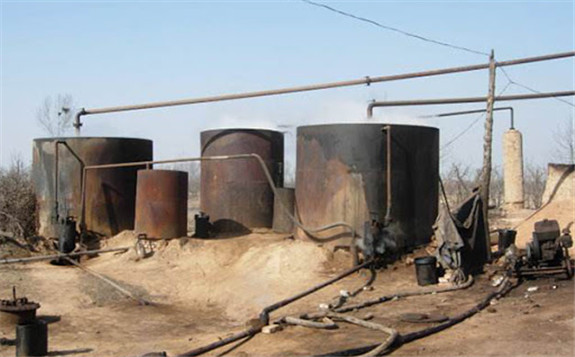 青海格爾木依法查處特大非法煉油窩點！