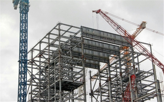 山東三建承建：印度首座超超臨界發(fā)電項目1號鍋爐大板梁吊裝完成