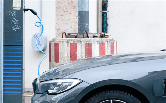 充電樁行業(yè)迎來政策春風(fēng)，巨大缺口有望催生萬億市場