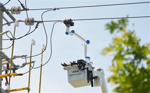 人工智能配網帶電作業機器人升級至第四代