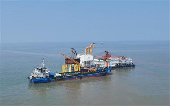 国内首次！中广核岱山4#海上风电项目利用浮吊船试吊机舱轮毂成功