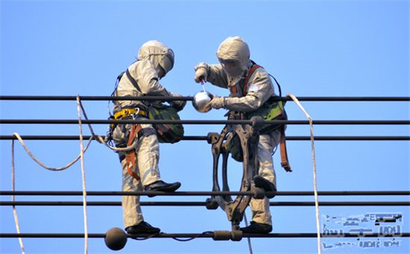 世界首次1000千伏特高壓輸電線路帶電更換合成絕緣子