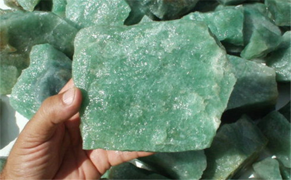 新能源汽車造“心”原材料——鋰的價格腰斬再腰斬