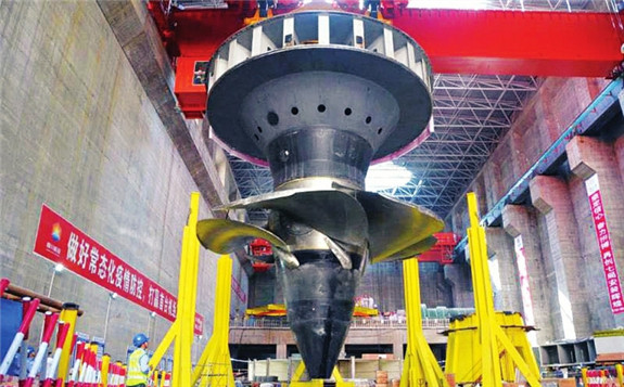 世界在建最大轴流转桨式水轮机转轮成功吊装，金沙水电站首台机组11月底发电