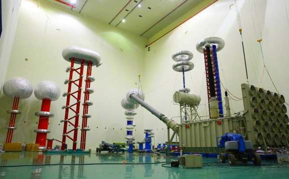 世界首臺現場組建高端換流變壓器抵達±800千伏特高壓青南換流站