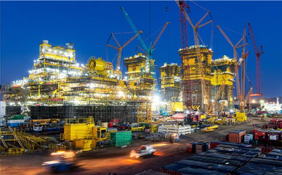 我國自主建造全球首個萬噸級半潛式儲油平臺船體建造完工