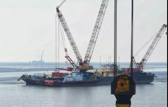 中國首批自主設計、自行建造的海上風電單樁成套出口發運