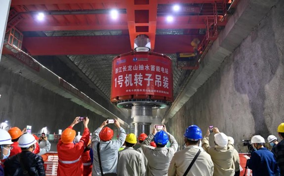 國內最高水頭抽水蓄能電站首臺機組轉子吊裝成功