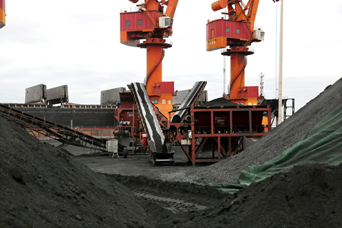 港口市場出現(xiàn)穩(wěn)中略有升溫跡象，產(chǎn)地煤價相對平穩(wěn)