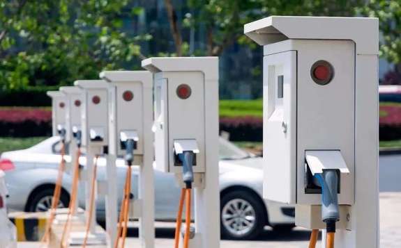 充電和換電都是電動汽車的能源補充方式，有各自的適用領域和消費群體