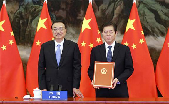 钟山部长代表中国政府签署《区域全面经济伙伴关系协定》（RCEP）